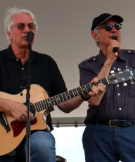 Kleines Bild: Maurizio links mit Gitarre am Mikrofon, Guido rechts daneben, ebenfalls mit Mikrofon