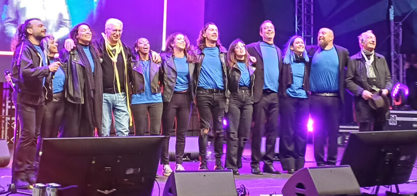 Oliver Onions und der Chor verabschieden sich vom Publikum.