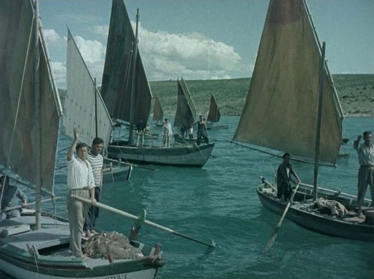 Mehrere Fischerboote mit Fischern, die Salvatore zuwinken.