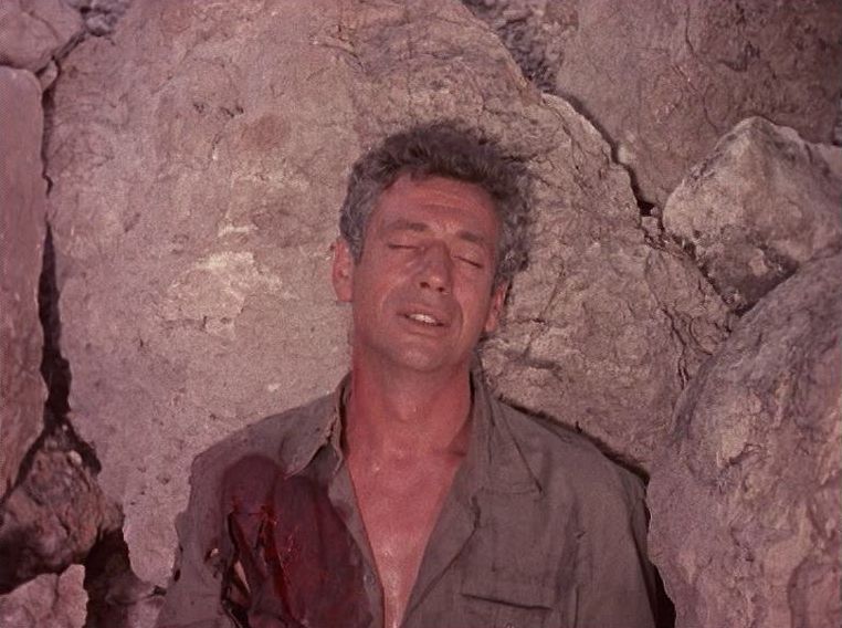 Der geschwächte Squarciò lehnt mit geschlossenen Augen am Felsen.